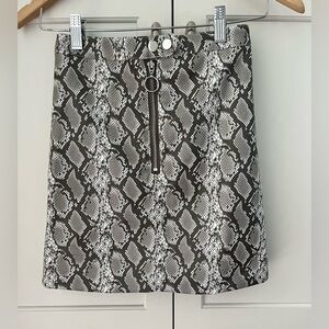 H&M Divided Mini Skirt faux leather Snakeskin print Size 0 grey NWOT